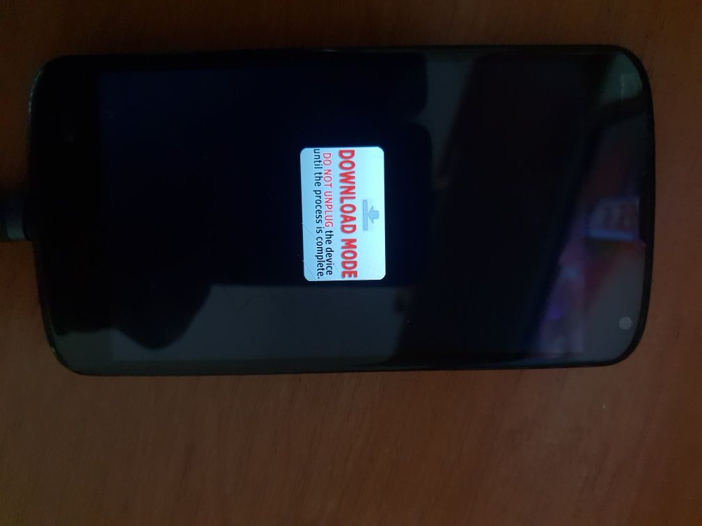 LG NEXUS 4 смартфон .