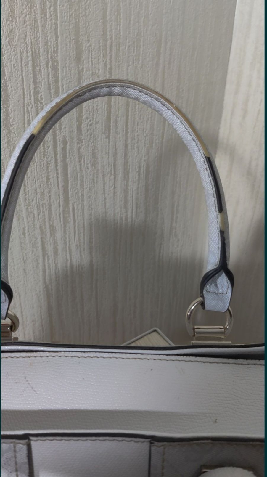 Белая сумка Guess