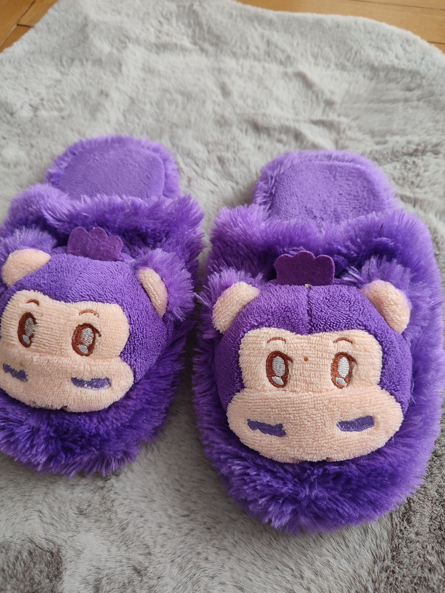 Kapcie pluszowe małpki ciemny fiolet kapciuszki na zimę futerkowe 39