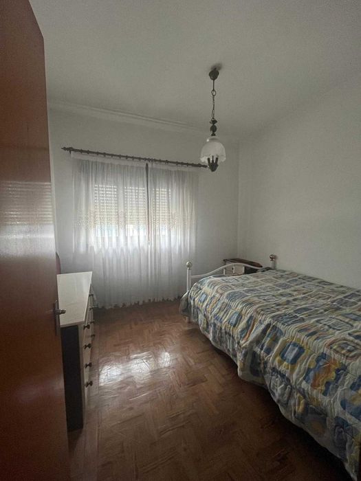 Moradia T4 na Marinha Grande com barracão e anexos