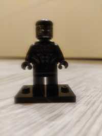 LEGO mini figurka black panther.