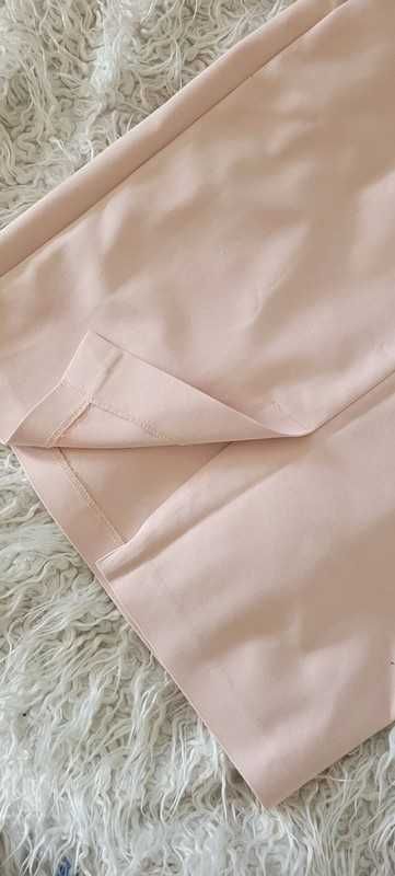 Różowa spódniczka midi ołówkowa