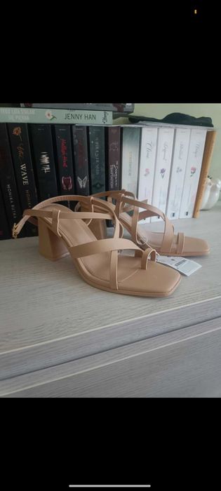 Sandałki na obcasie