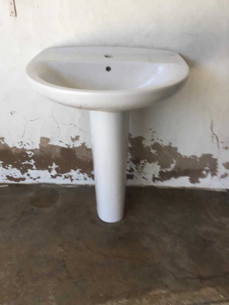 Lavatório branco WC com pé