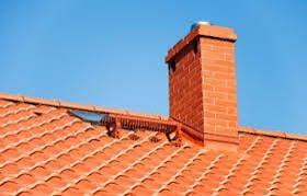 Naprawa dachu kominy uszczelnienie papa gont przecieki kominy Dekarz