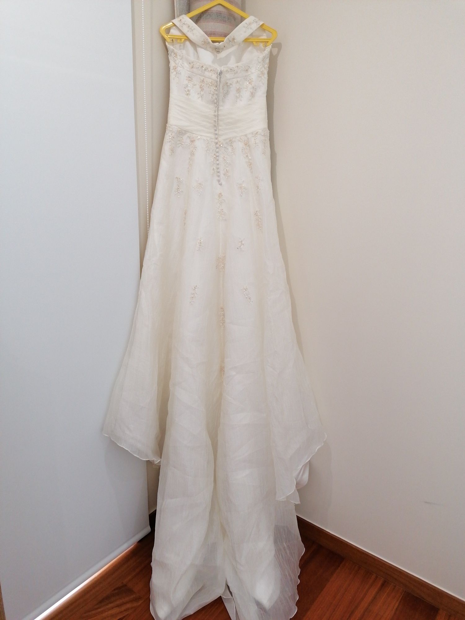 Vestido de noiva, com tiara e sapatos (tamanho 37)