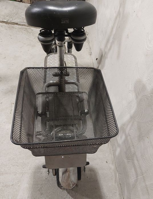 Jeździk elektryczny. Hulajnoga.