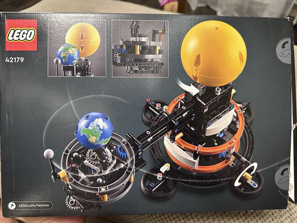 Lego Technic 42179 Земля та Місяць на орбіті