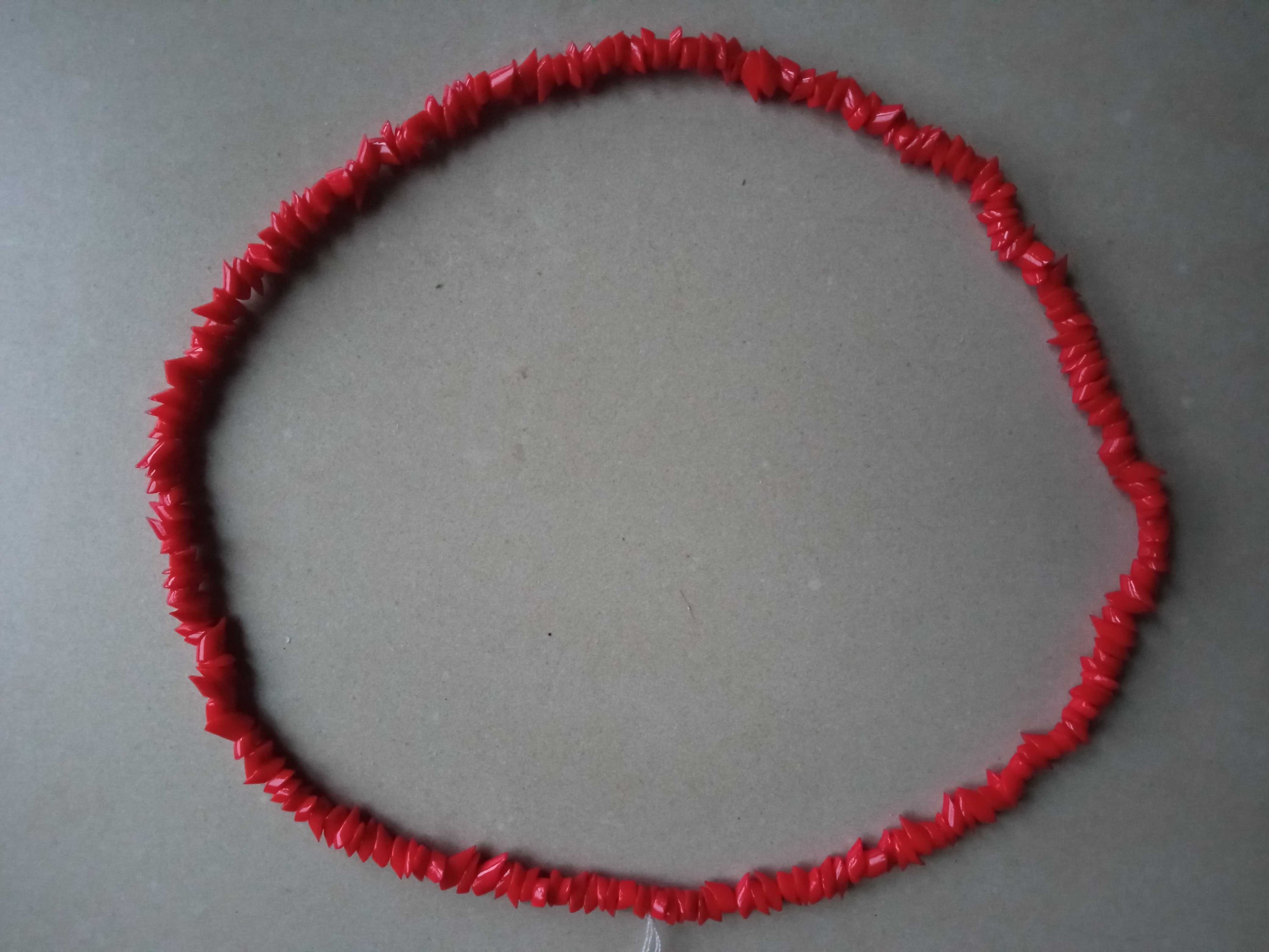 Korale czerwone plastikowe na sznurku 40 cm naszyjnik kolekcje