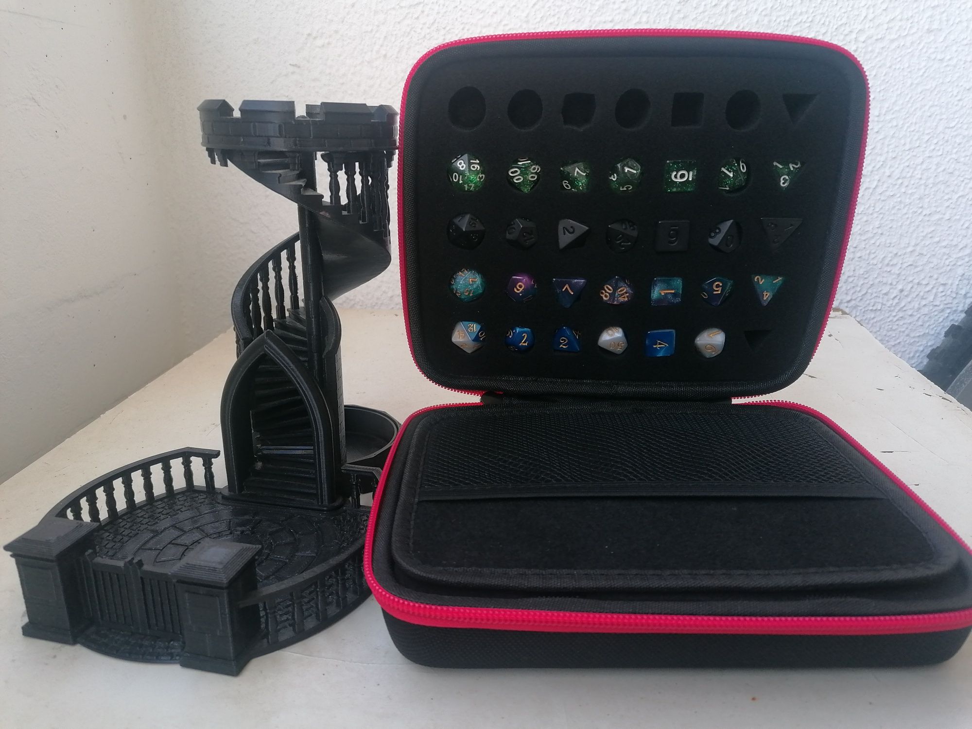Torre de dados + estojo com dados D&D