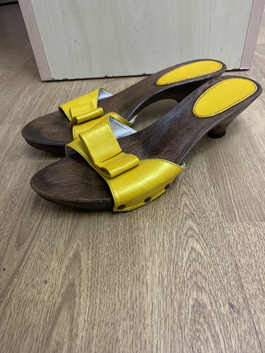 Шкіряні шльопанці, капці