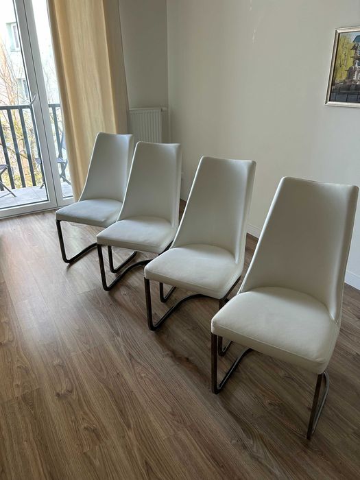 Białe tapicerowane krzesła 4szt