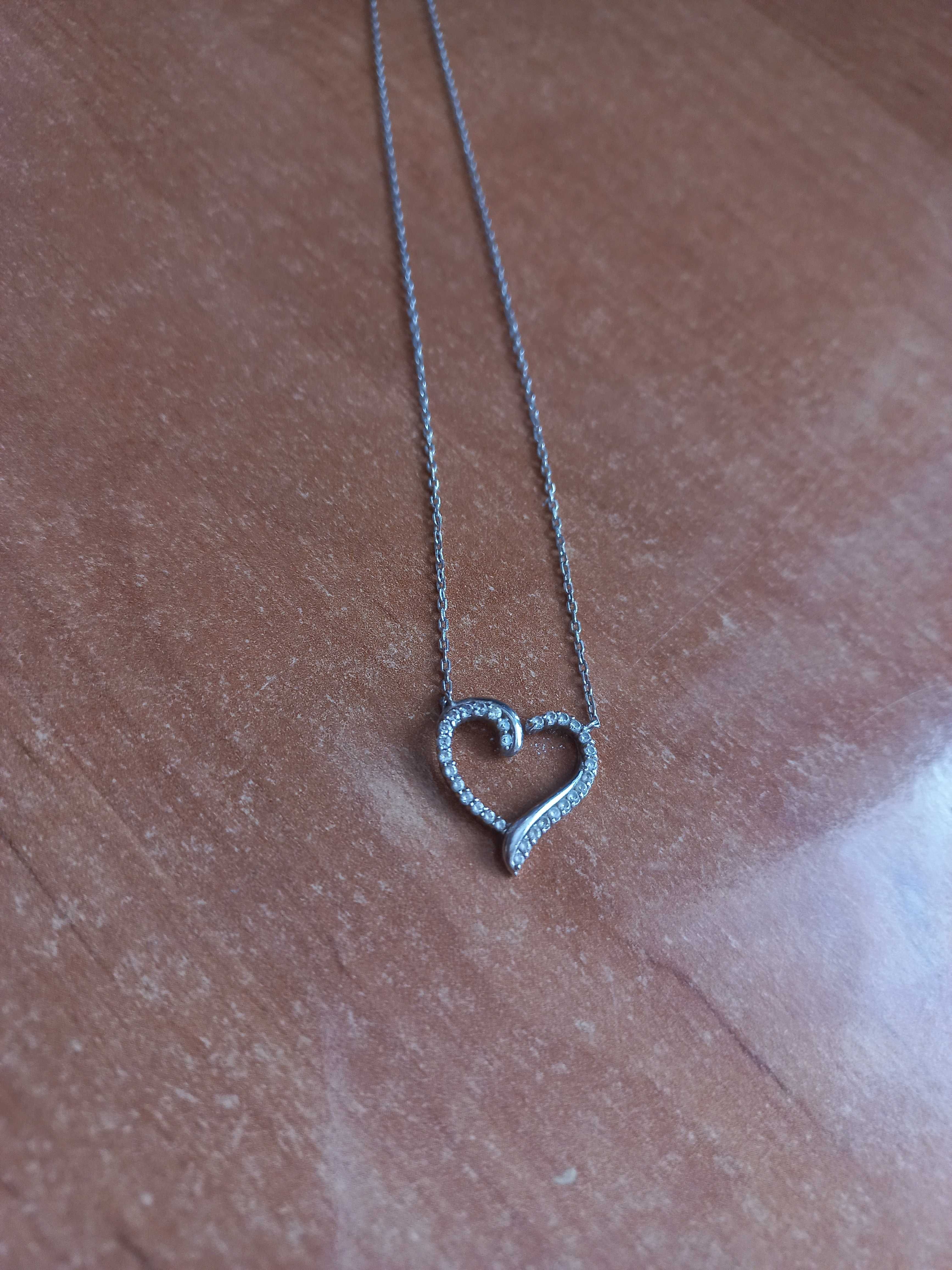 Apart - łańcuszek srebrny z zawieszką w kształcie serca,