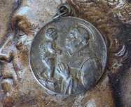 5925# Medalha Santo António com menino Jesus 30 MM