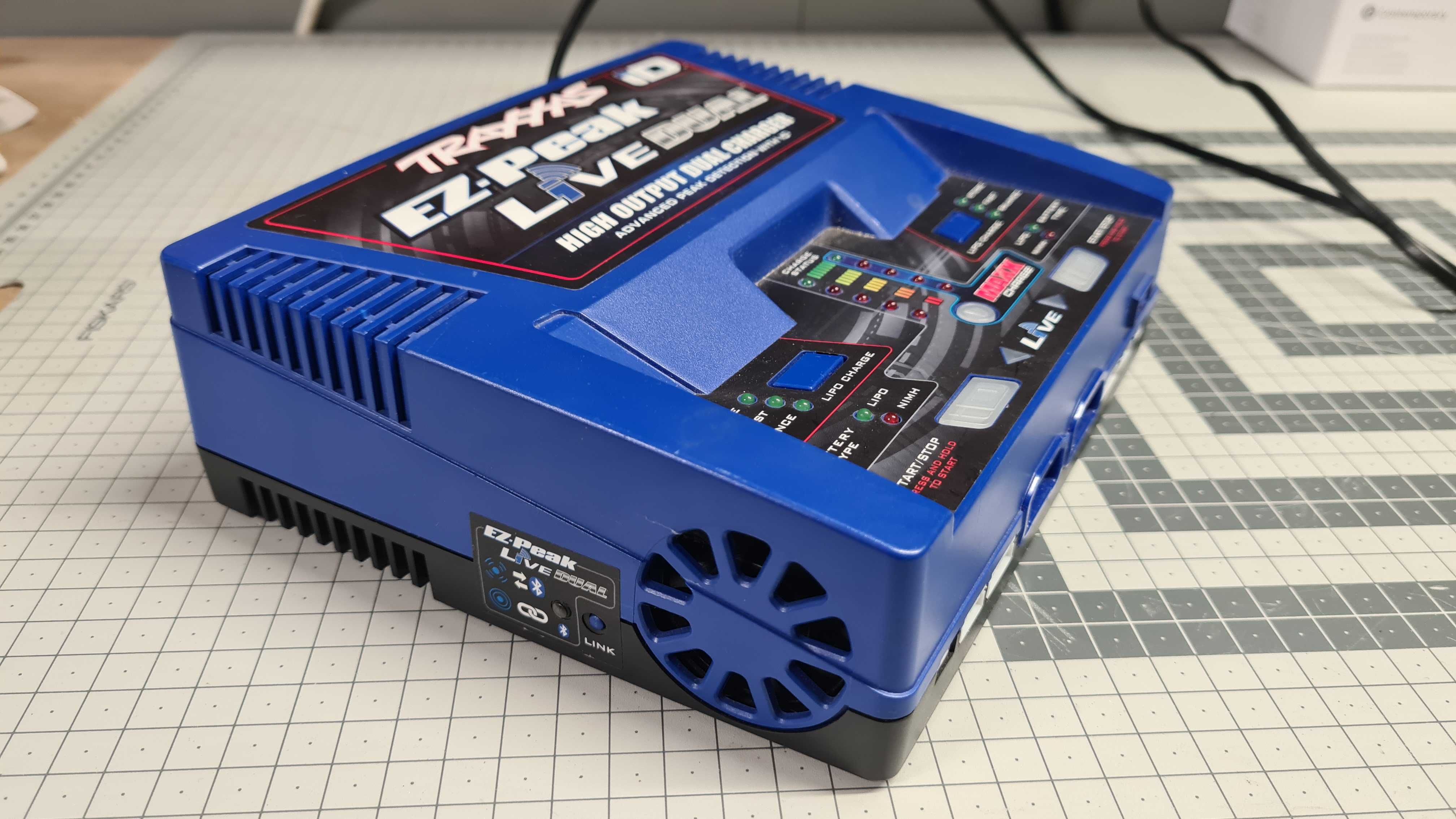 TRAXXAS Ładowarka EZ-Peak Live DUAL (Bluetooth) 26A+ 200W TRX iD