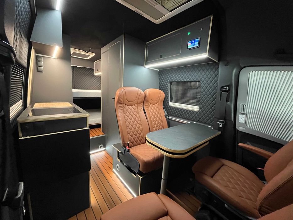 Zabudowa kempingowa busa kampera