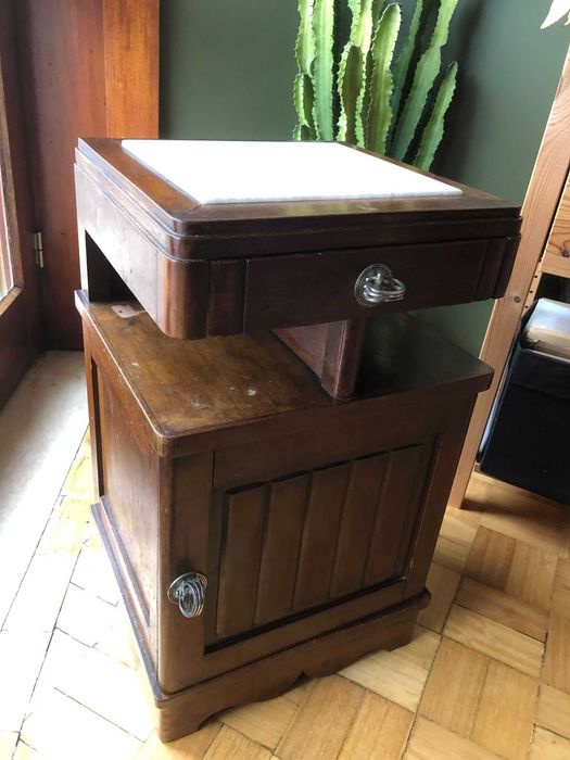 Mesa de cabeceira antiga em madeira com tampo em mármore