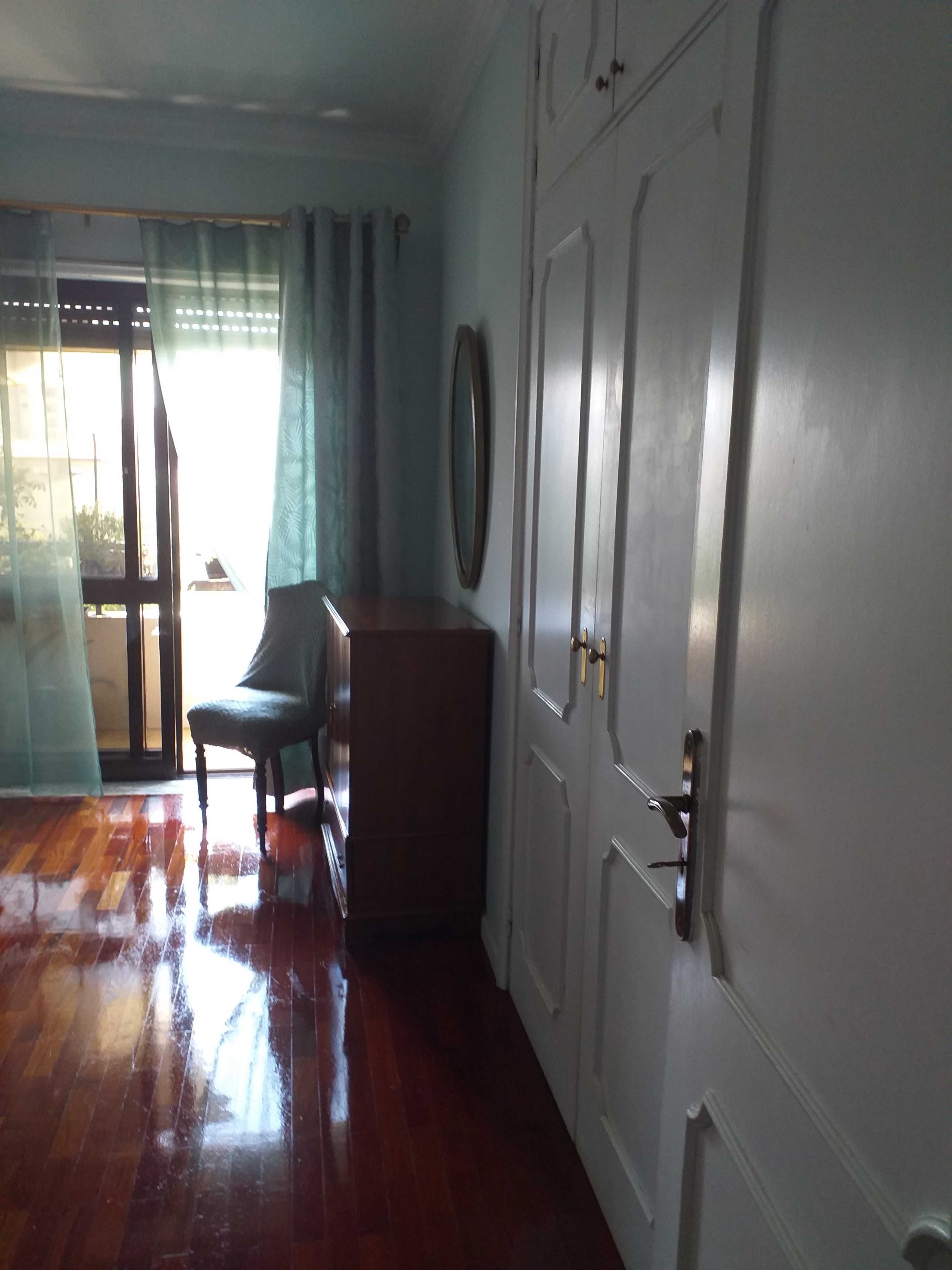 Quarto airoso c/ varanda