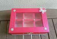 Caixa de madeira rosa, com divisórias, strass e borboleta