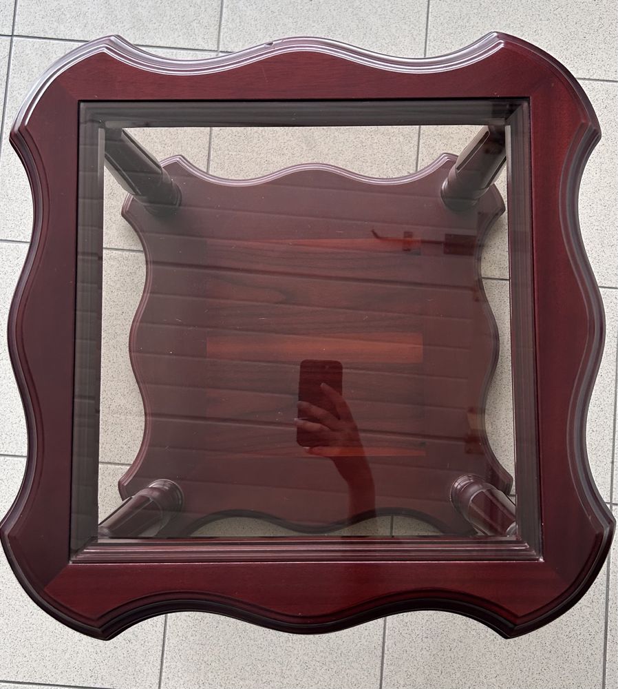 Mesa de centro com tampo em vidro