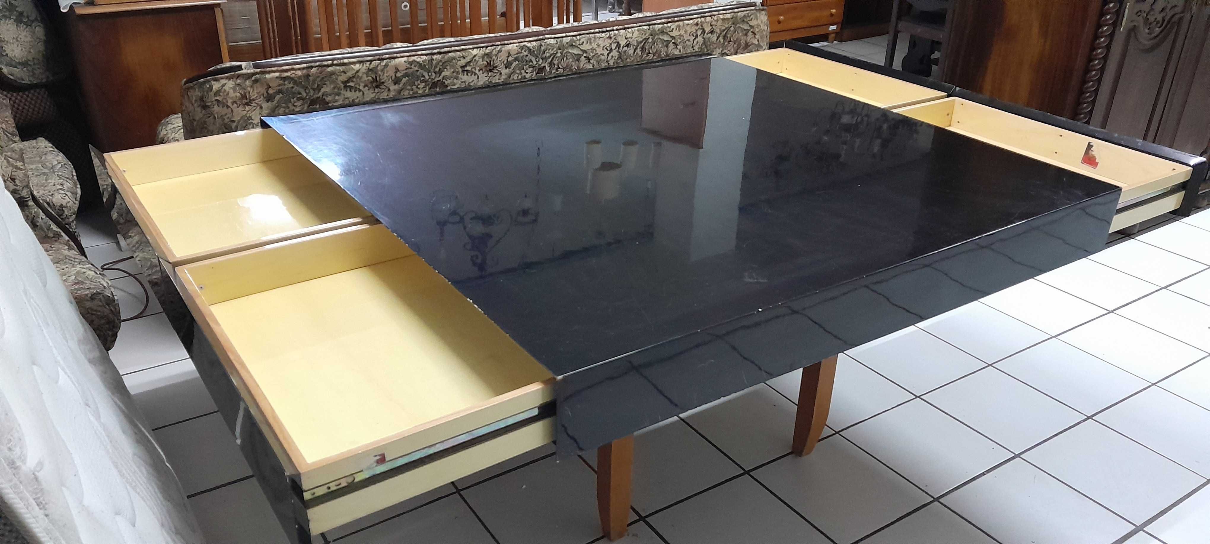 Mesa de jantar quadrada