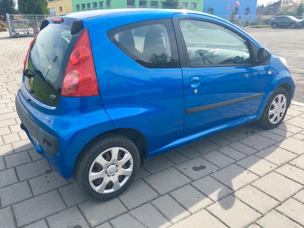 Peugeot 107 niebieski
