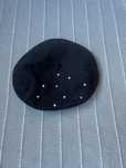 Czarny, dość ciepły beret