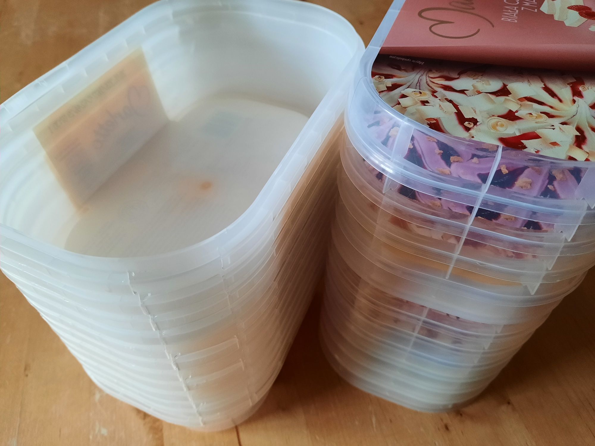 Plastikowe pojemniki. Nadają się do żywności. Można w nich mrozić.