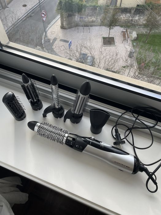 Modelador de cabelo usado com varios acessorios