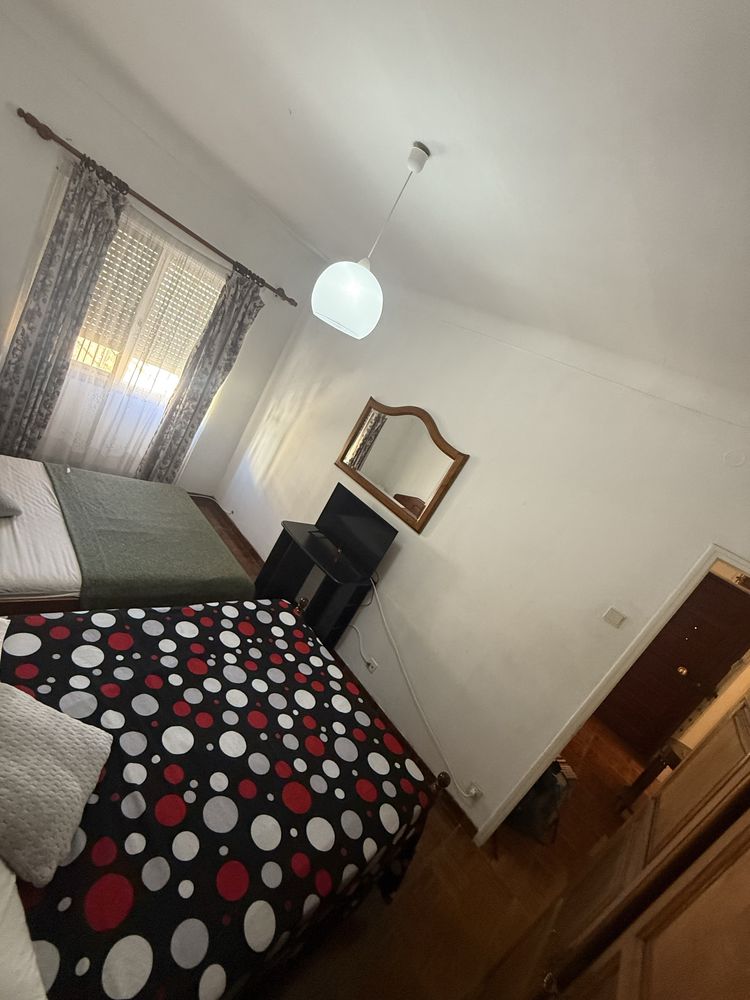 QUARTO 2 cama casal em Olival Basto