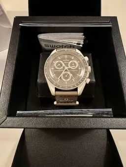Omega x Swatch SO33T103: Pustynny Design z Bioceramiki