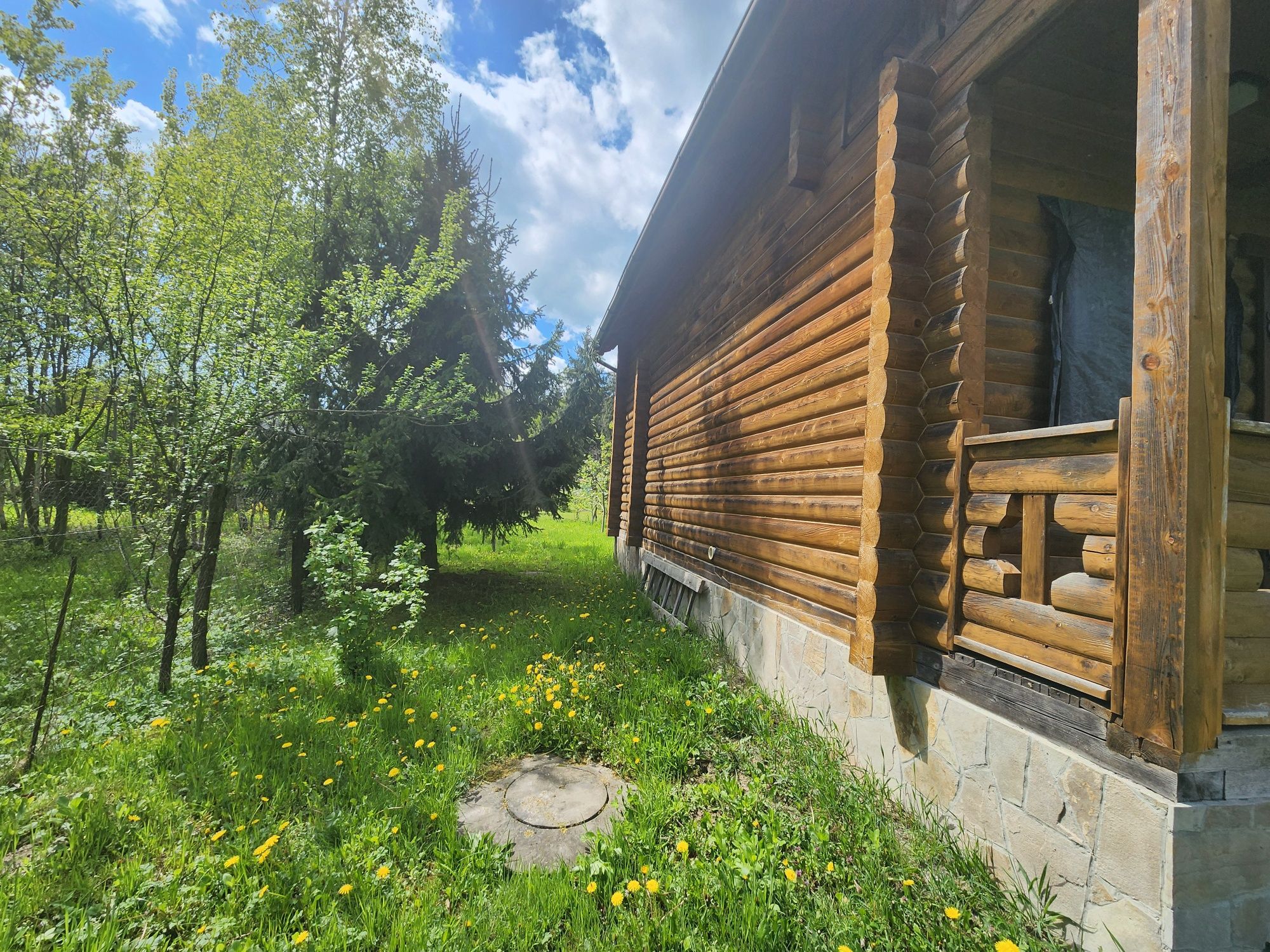 Затишний дерев'яний будинок з унікальною територією біля лісу.