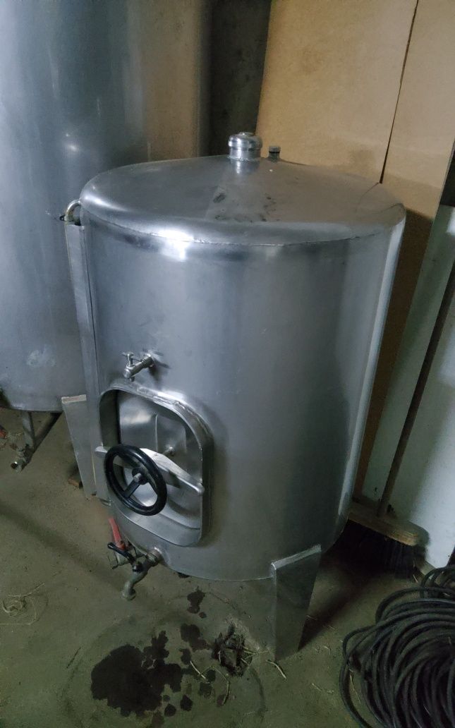 Cubas de armazenamento de vinho ou água, bem estimamadas.