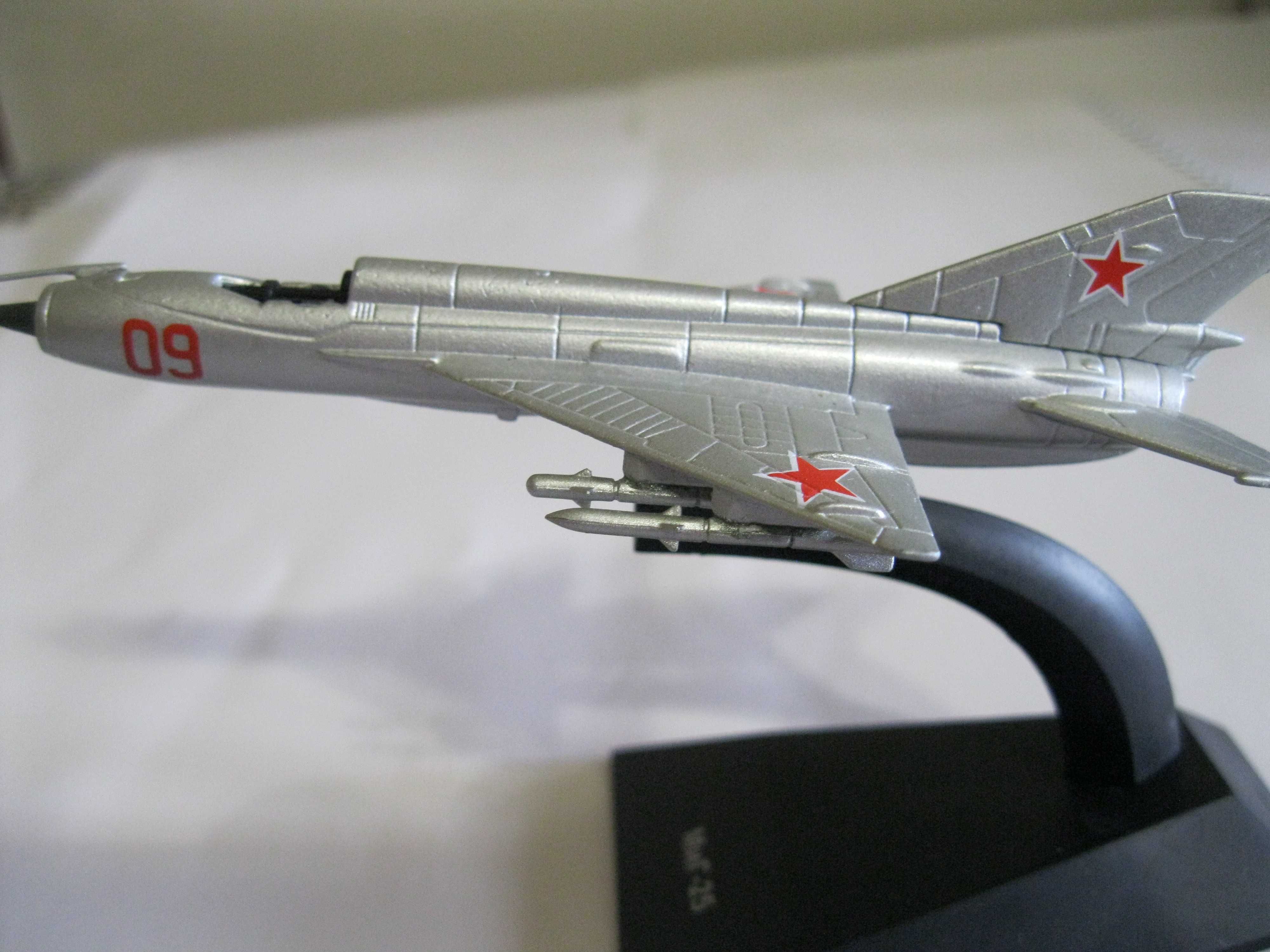 Самолет   МИГ-21