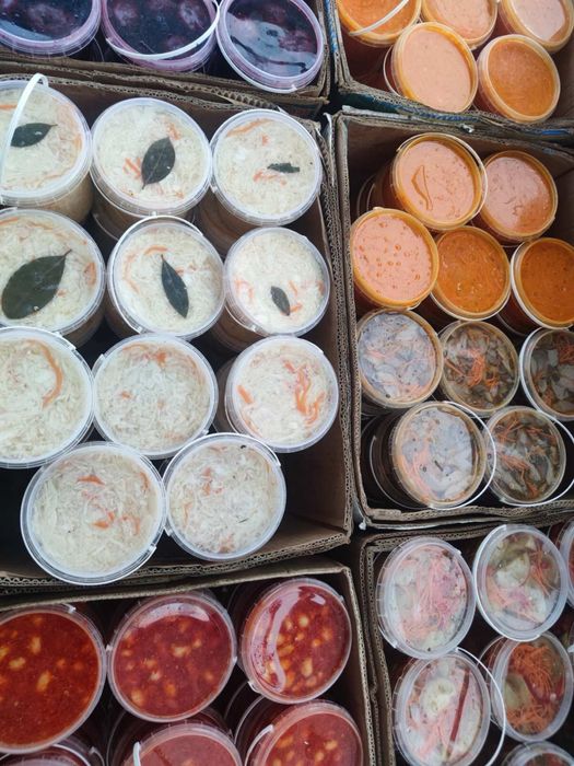 Капуста ,морква ,огірки ,помідори ,салати та інщі соління .