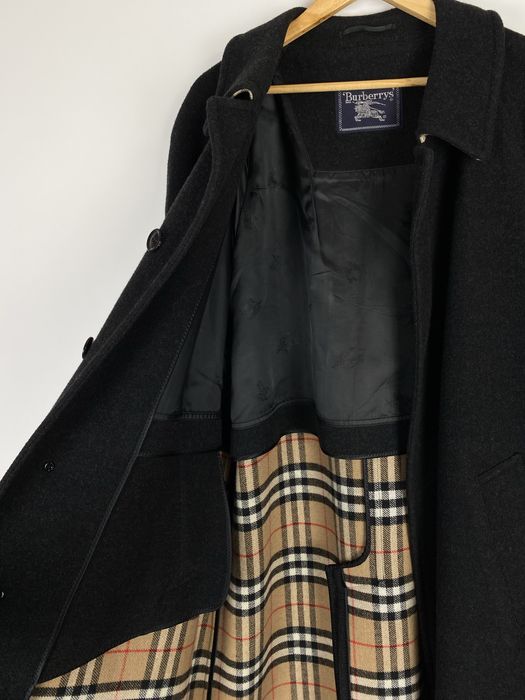 Klasyczny czarny plaszcz vintage burberry w krate burberry brit