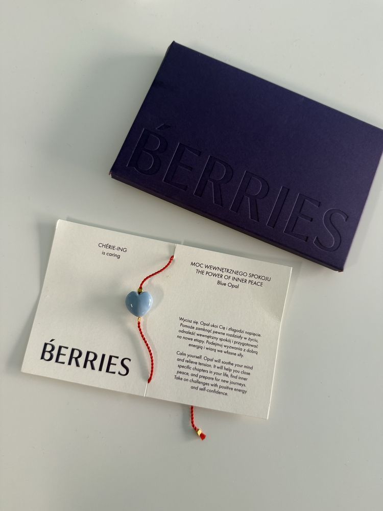 Bransoletka berries Chérie na czerwonym sznurku z niebieskim sercem