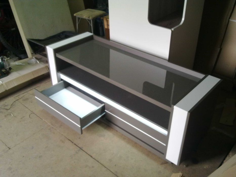 Linn Nowa Szafka pod telewizor (144x50x50, połysk,oświetlenie led)