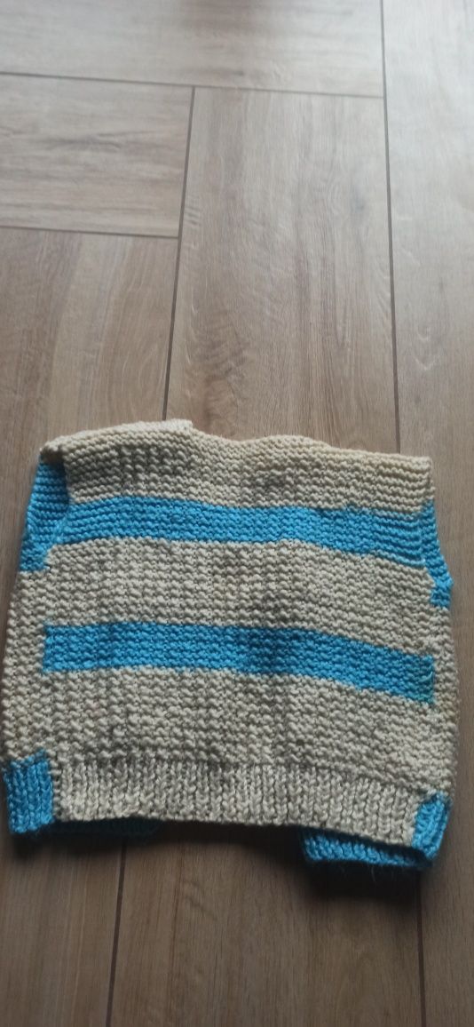 Ciepły sweterek robiony na drutach