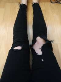 modne spodnie czarne z przetarciami na kolanach
