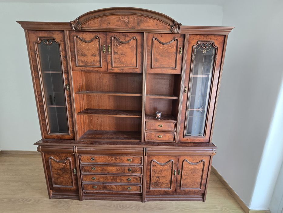 Doam-se duas estantes de madeira antigas