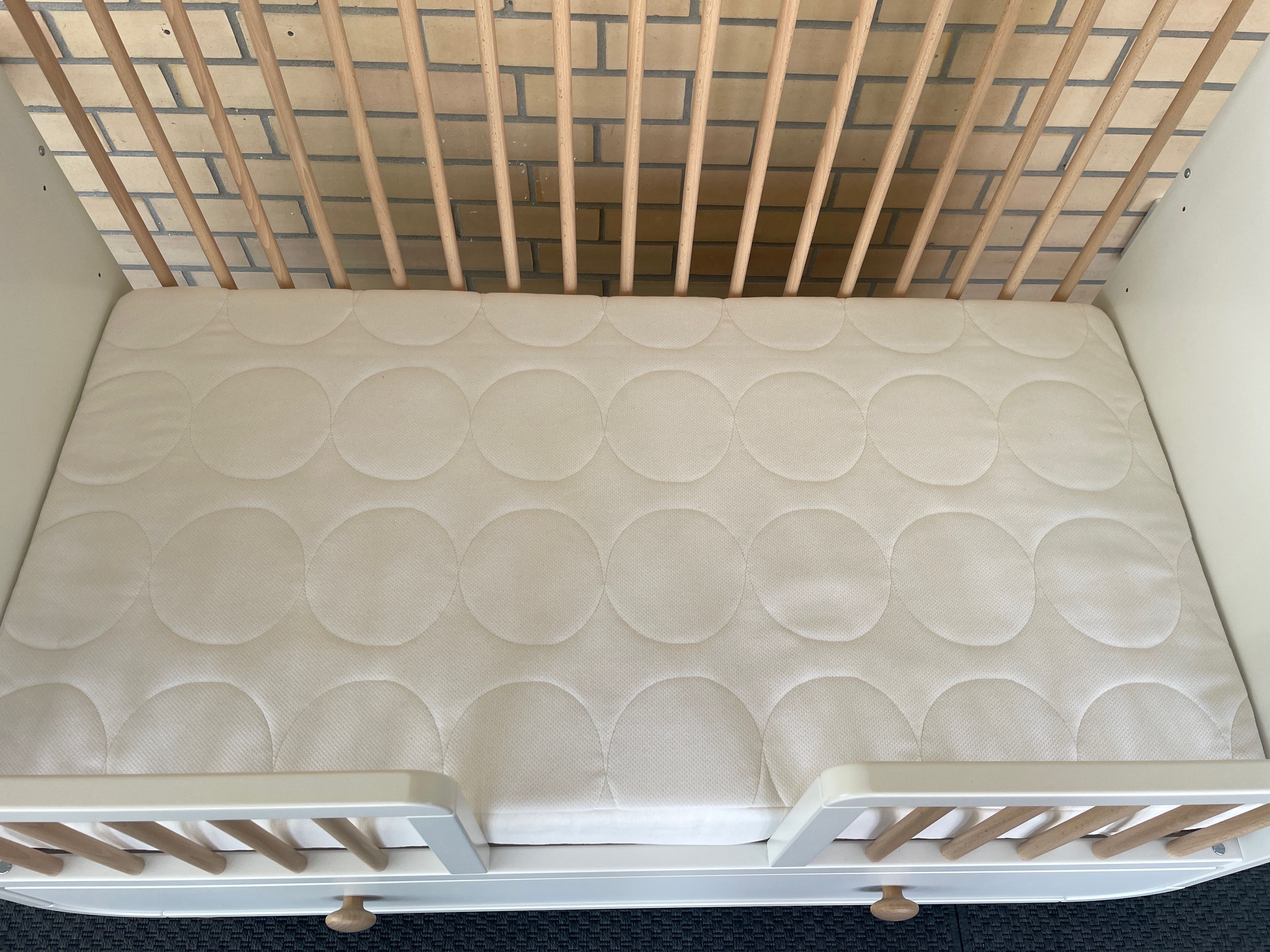 Berço MYLLRA + colchão JÄTTETRÖTT do Ikea (como novo)