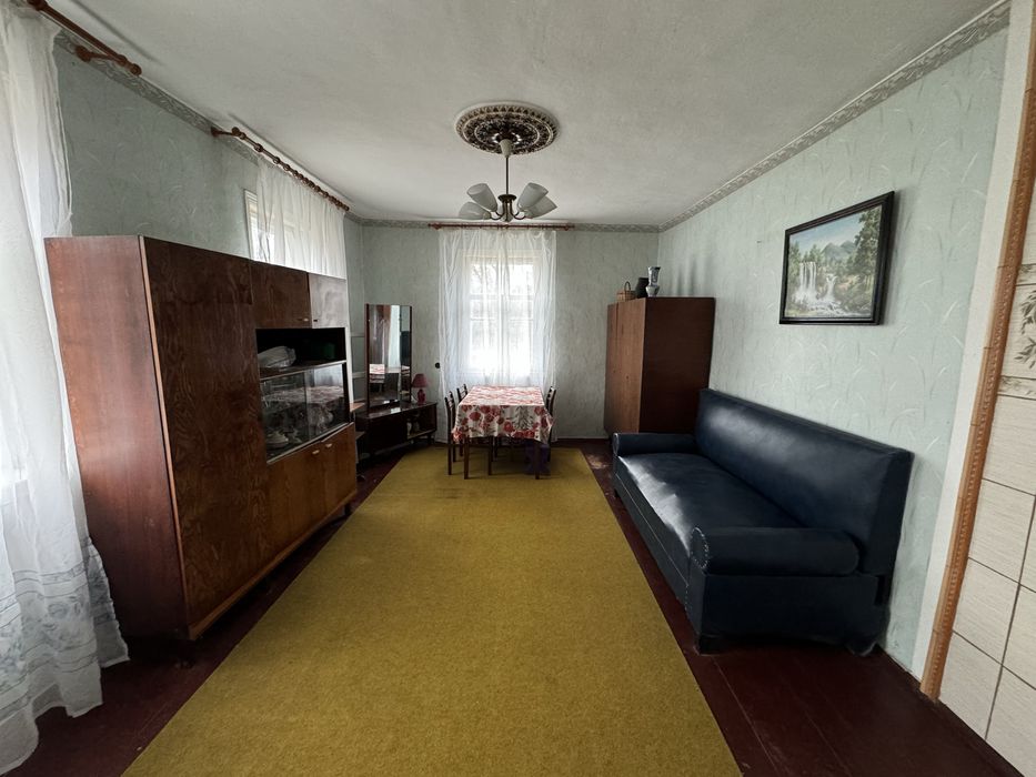 Продам будинок в центрі села Стави