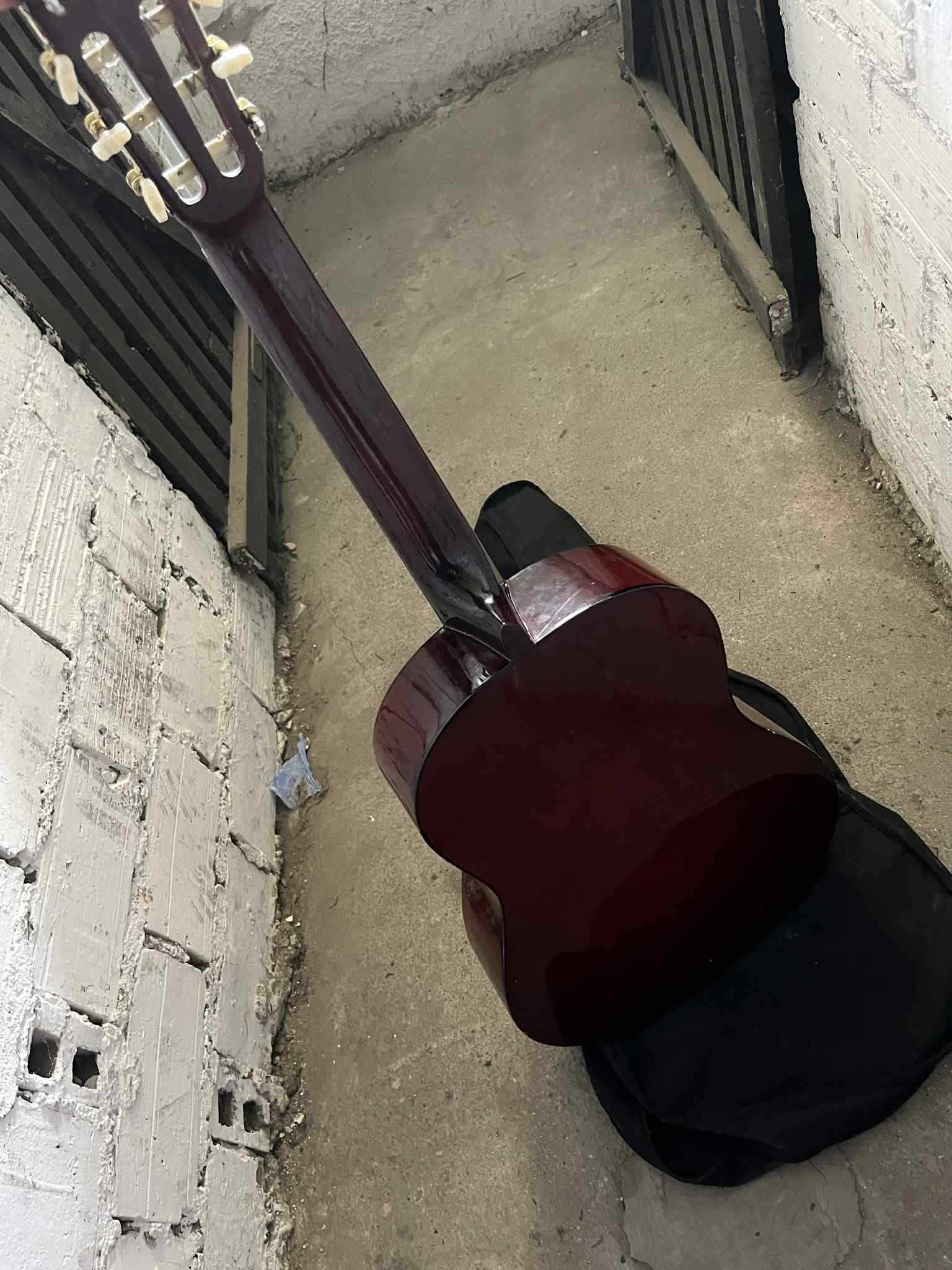 Gitara klasyczna z pokrowcem – w dobrej cenie