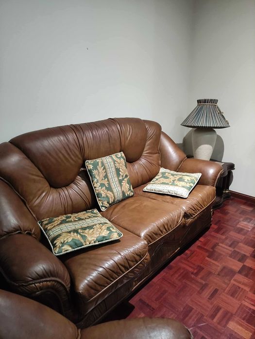 Conjunto de sofás em pele genuína castanhos