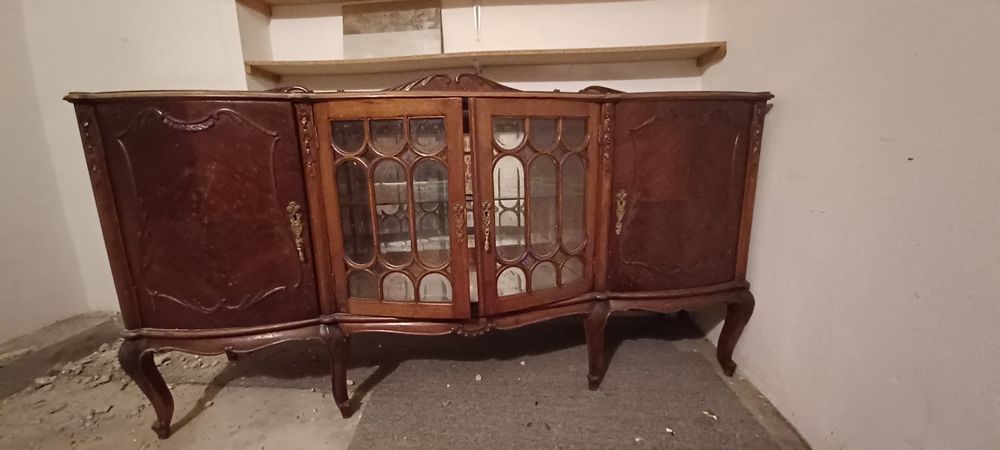 Aparador em madeira e vidro