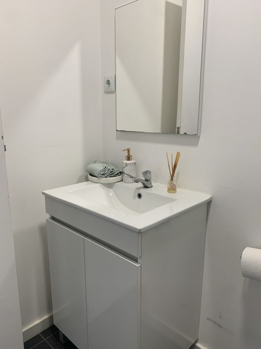 Movel casa banho com espelho e torneira