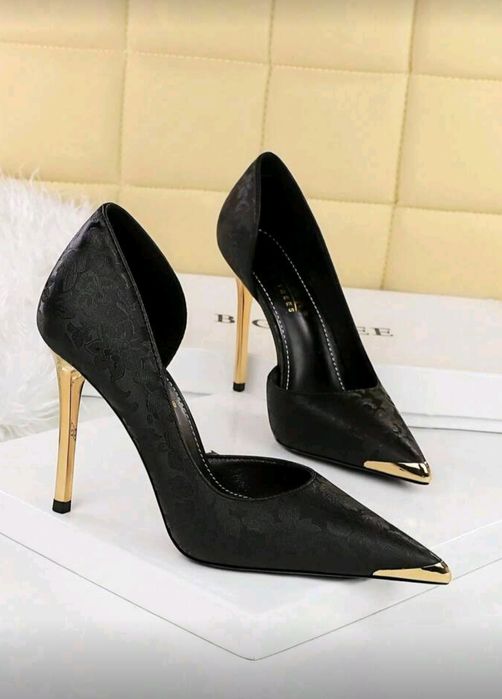 Sapatos pretos elegantes com detalhes.