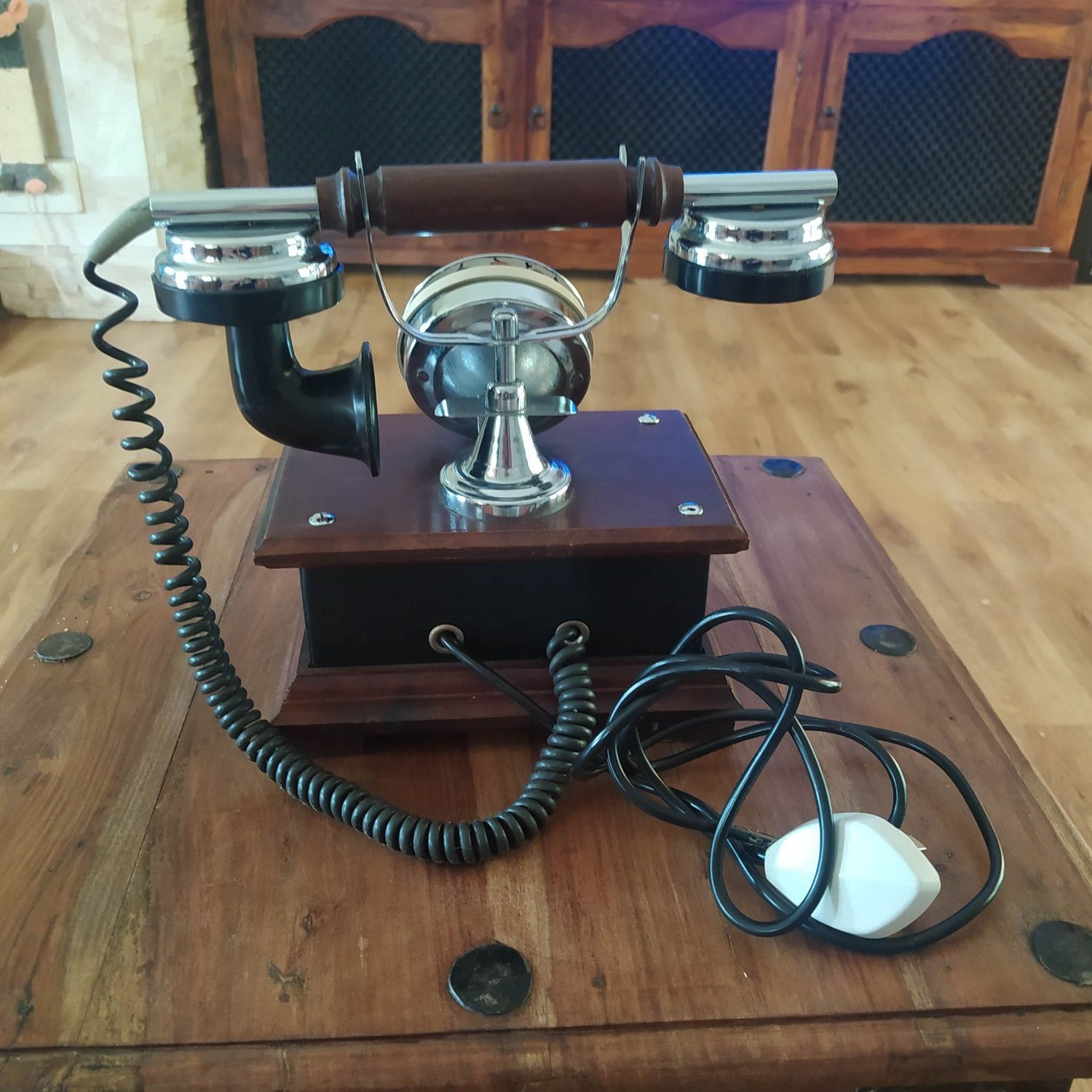 Stary telefon stacjonarny marki KNIAŹ. Vintage.