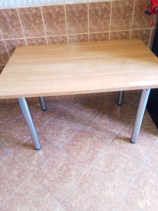 Sprzedam stoł kuchenny z metalowymi nogami.